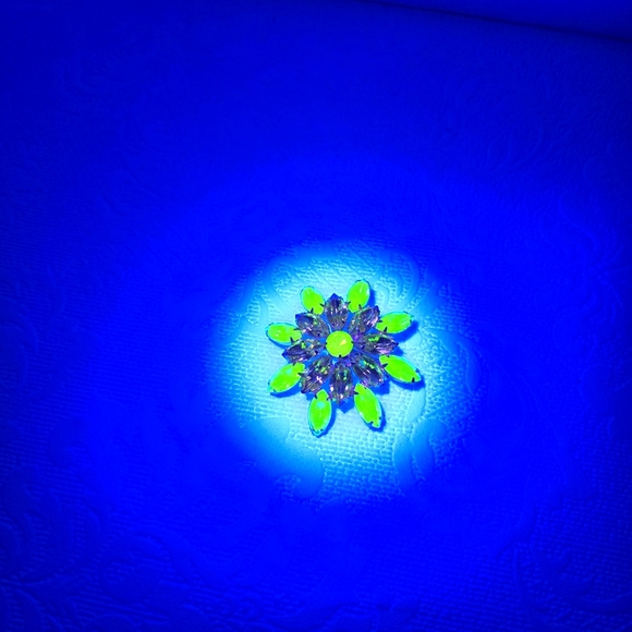 VINTAGE Green Vaseline Uranium Glass Rhinestone Layered Brooch Glow Flower Pin - Picture 1 of 8